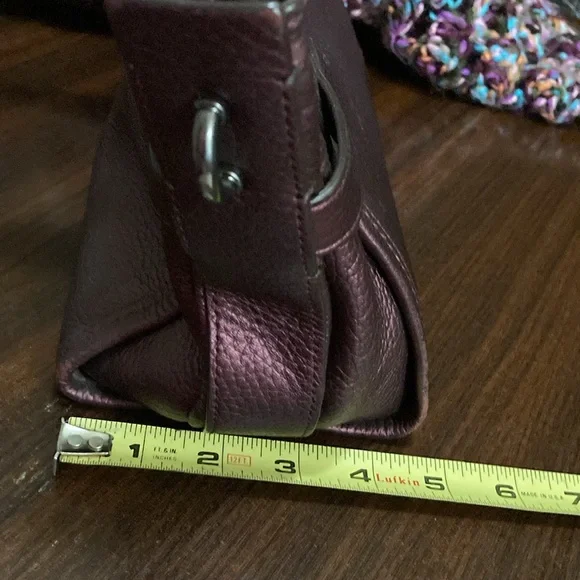 Coach Swagger without crossbody strap and a slight lean - Picture 6 of 14